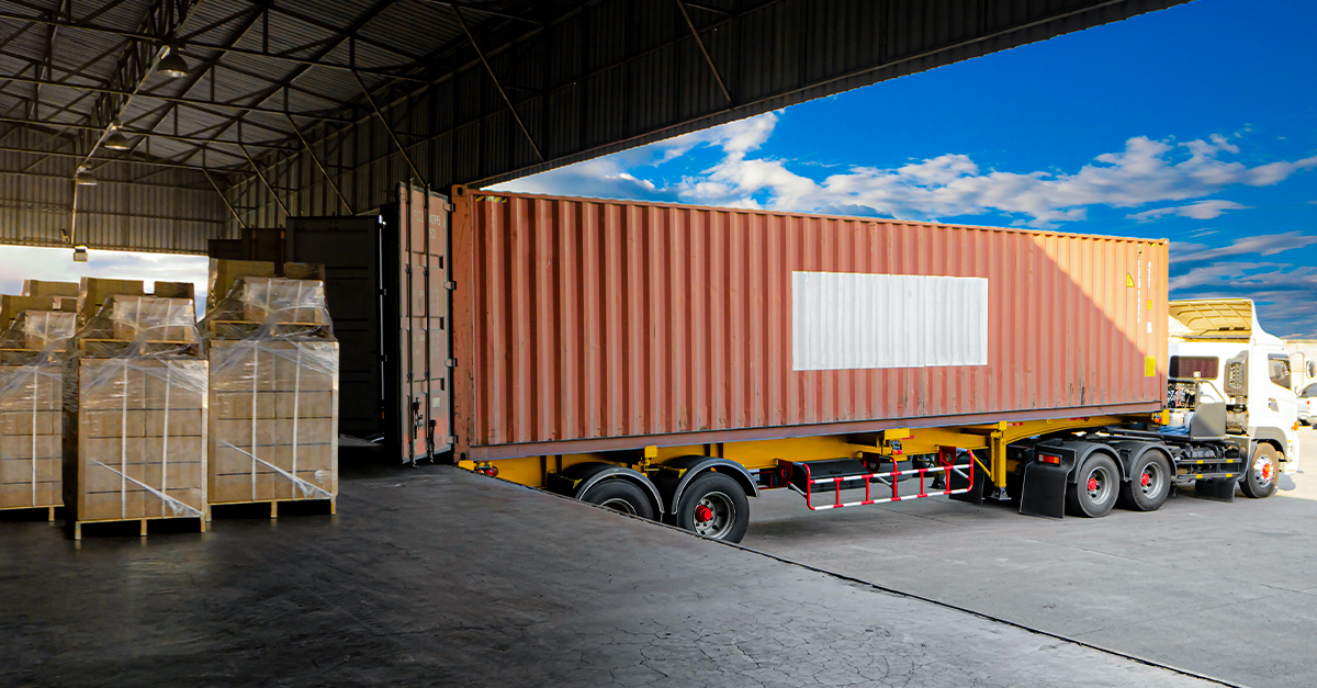 tráiler en almacén subiendo carga